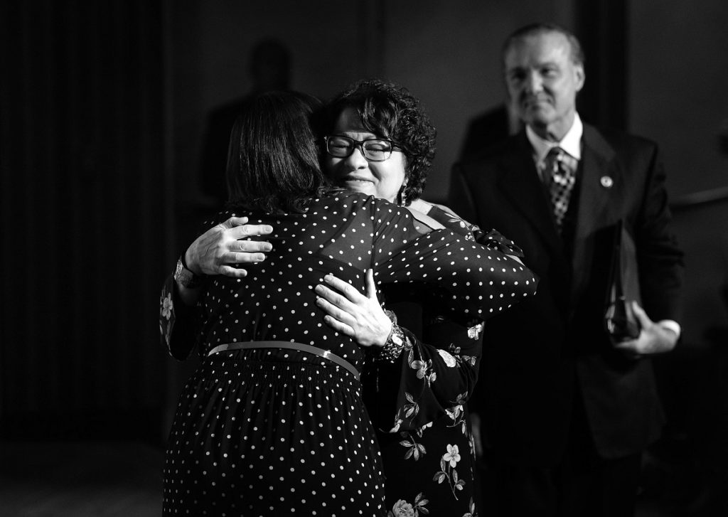 La juaza asociada del Tribunal Supremo de Estados Unidos, Sonia Sotomayor, abraza a la decana de la Escuela de Derecho de la Universidad de Puerto Rico, Vivian Neptune.