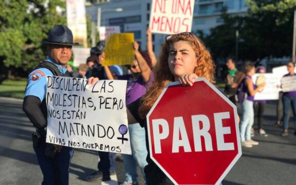 Plantón móvil de la Colectiva Feminista en Construcción a la entrada del Viejo San Juan contra la violencia de género