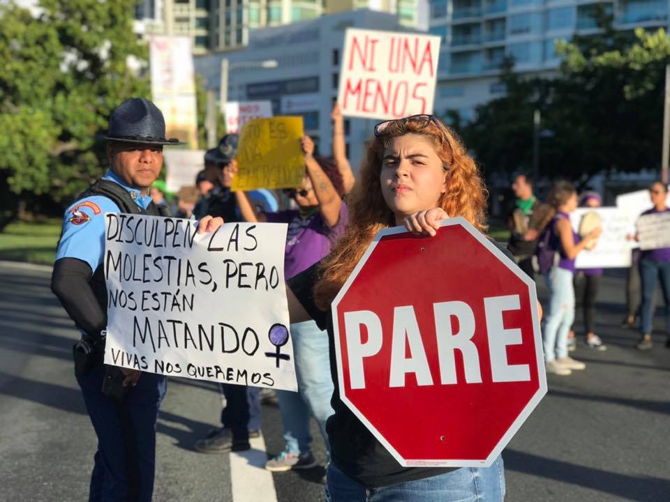 Plantón móvil de la Colectiva Feminista en Construcción a la entrada del Viejo San Juan contra la violencia de género