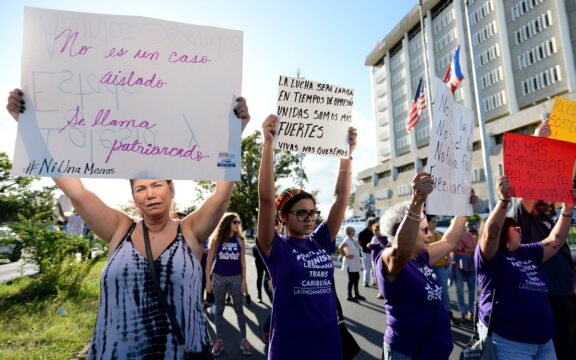 Protesta de la Colectiva Feminista en Construcción frente al Cuartel General de la Policía