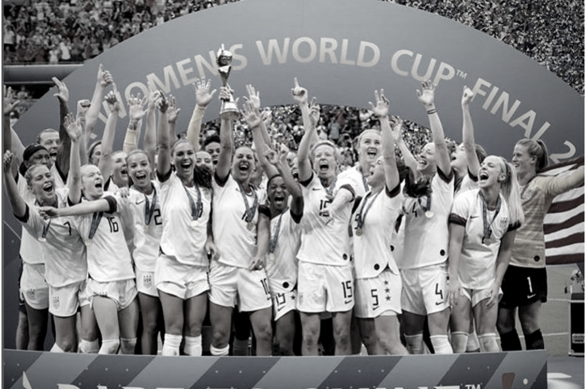 El equipo de fútbol femenino de Estados Unidos al ganar la Copa Mundial de Fútbol femenino