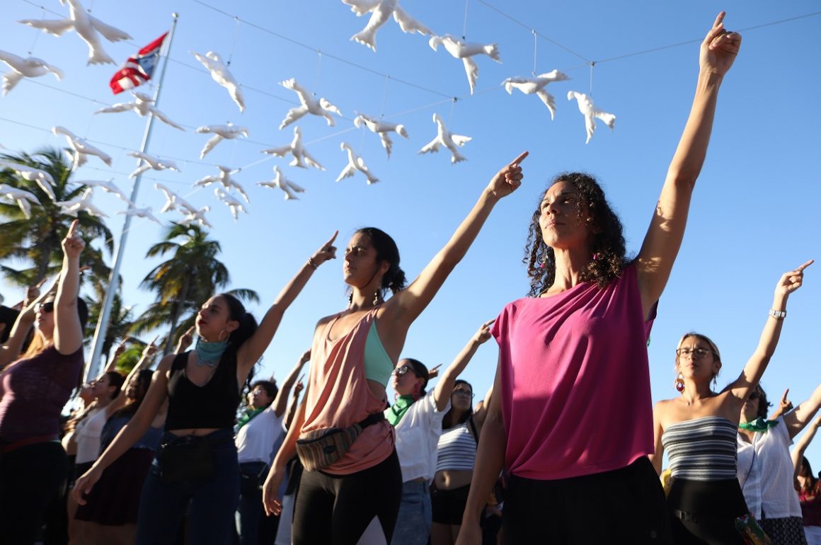 Performance de Un violador en tu camino, convocatoria de Petra Bravo, frente al Capitolio, San Juan, Puerto Rico
