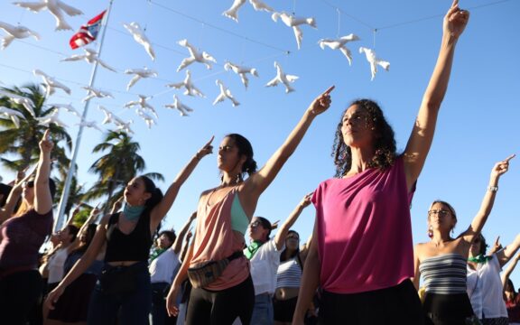 Performance de Un violador en tu camino, convocatoria de Petra Bravo, frente al Capitolio, San Juan, Puerto Rico