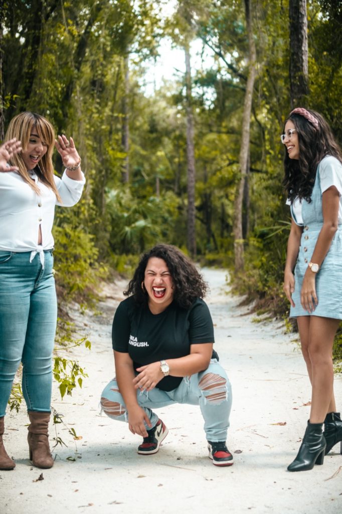 Tres puertorriqueñas conversan todos los sábados de feminismo, balance y justicia por La Mega 97.1 FM, en Orlando, Florida, en Jevas Combativas.