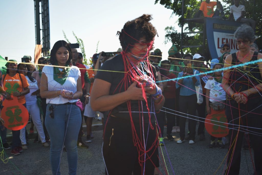 Fotografía del performance “Hilando mariposas”, realizada por Inmágela Abreu