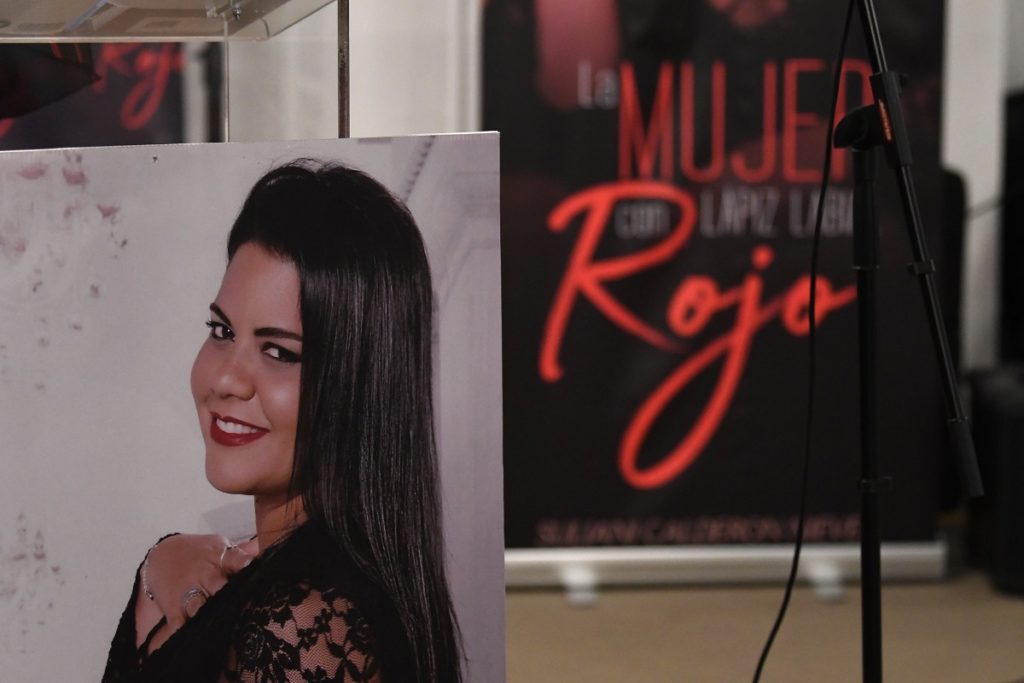 Libro Suliani Calderón Nieves, La mujer con lápiz labial rojo