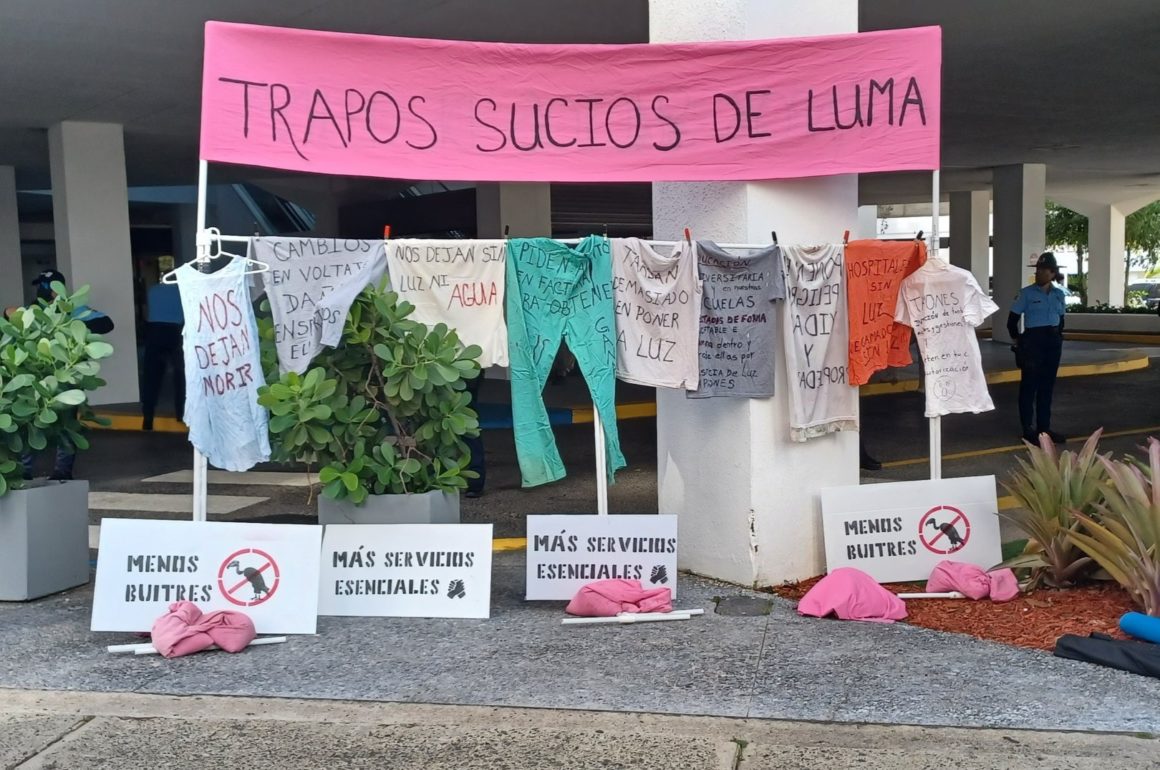 Mujeres contra Luma se manifiestan frente al Negociado de Energía de Puerto Rico.