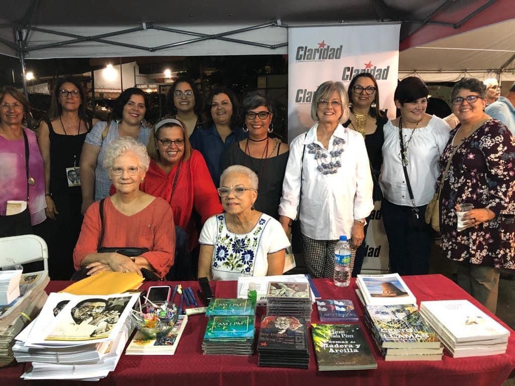 Feministas junto a María Dolores Fernós