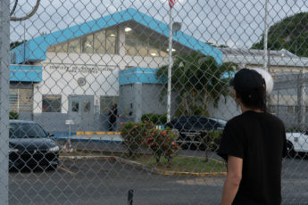 La familia de Shannel Colón Ponce se manifiesta frente a la cárcel de mujeres de Bayamón