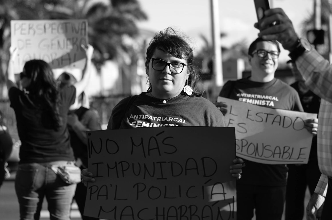 manifestación frente al cuartel de la Policía