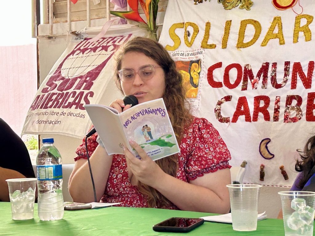 La trabajadora social comunitaria Johana Karis Molina Ortiz presenta su fanzine Nos acompañamos: una guía para antes, durante y después de un aborto.