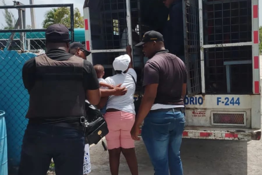 Deportación de mujeres haitianas