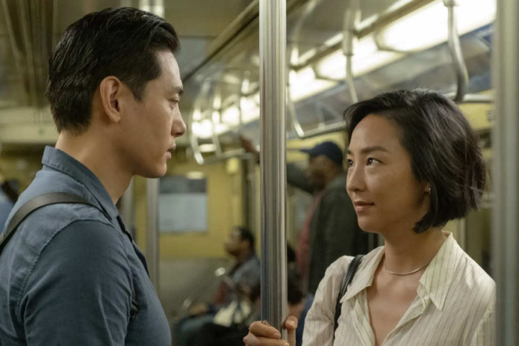 Escena de la película Past Lives en la que se ven los actores Teo Yoo y Greta Lee en sus personajes.