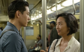 Escena de la película Past Lives en la que se ven los actores Teo Yoo y Greta Lee en sus personajes.
