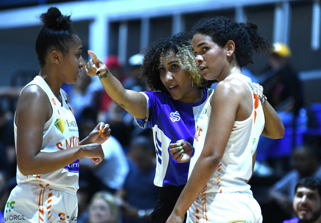 La directora técnica de las Cangrejeras de Santurce, Carla Cortijo, imparte instrucciones a las jugadoras Jada Stinson y Alicia Penzo. Foto por Ana María Abruña Reyes