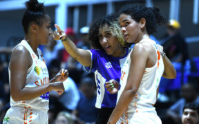 La directora técnica de las Cangrejeras de Santurce, Carla Cortijo, imparte instrucciones a las jugadoras Jada Stinson y Alicia Penzo. Foto por Ana María Abruña Reyes