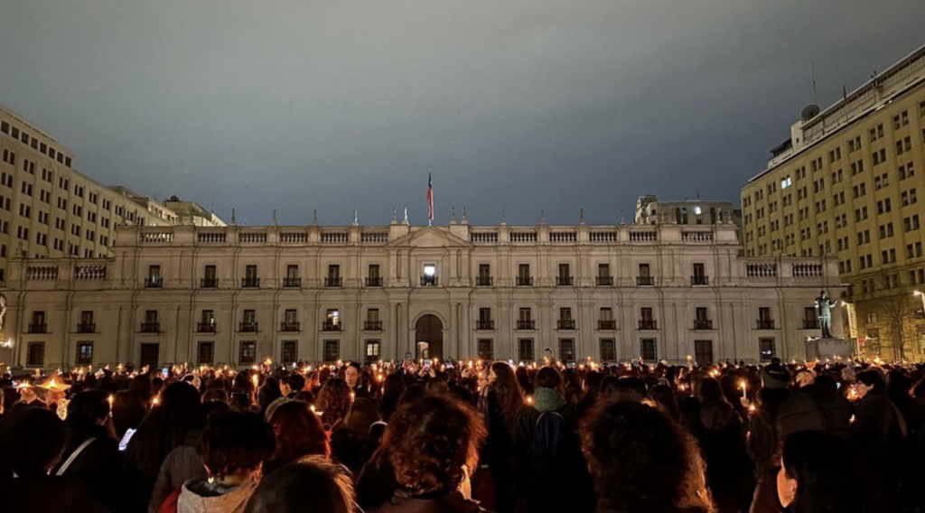 Mujeres dicen ¡nunca más! frente al Palacio La Moneda, en Chile