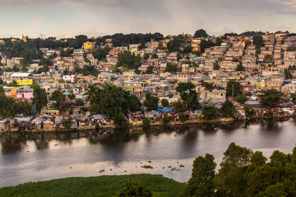 Zonas empobrecidas a lo largo del río Ozama en Santo Domingo, capital de República Dominicana.
