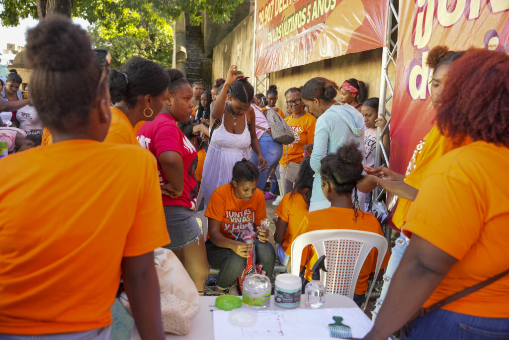 Jóvenes se trenzaron entre sí durante la Jornada por el Día Internacional por la Eliminación de la Violencia contra las Mujeres.