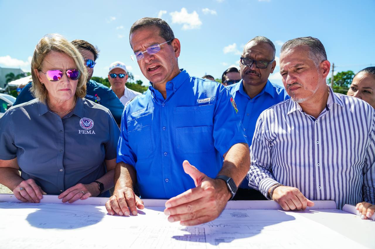 La administradora de FEMA, Deanne Criswell, el gobernador Pedro Pierluisi, el alcalde de Vieques, José Corcino, y el director de la Autoridad para el Financiamiento de la Infraestructura, Eduardo Rivera Cruz. Foto suministrada | La Fortaleza