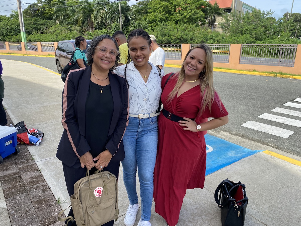 Katherine Martínez Medina con sus abogadas María Soledad Sáez y Yarelisse Latorre