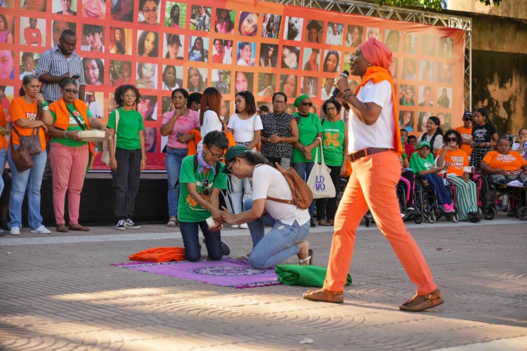 Mujeres dominicanas participan en la Jornada en el Día Internacional para la Eliminación de la Violencia contra la Mujer, en el 25 de noviembre de 2023.