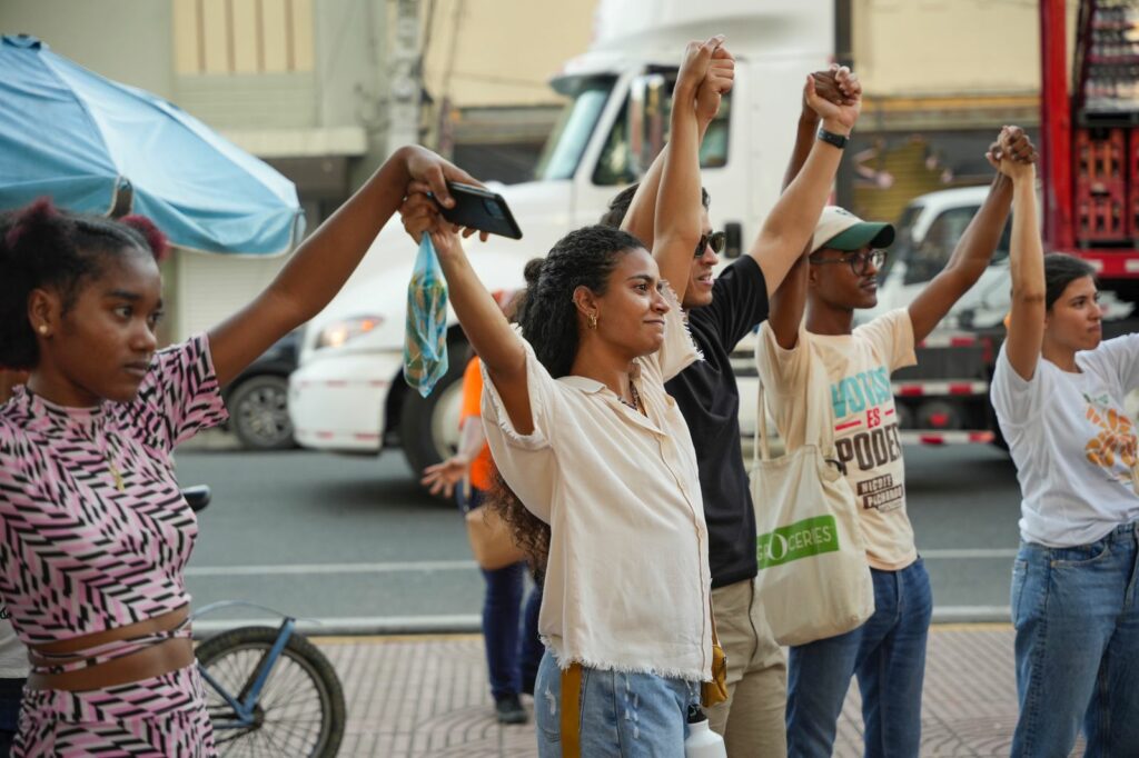 Mujeres dominicanas se agarran de manos en la Jornada en el Día Internacional para la Eliminación de la Violencia contra la Mujer, en el 25 de noviembre de 2023.