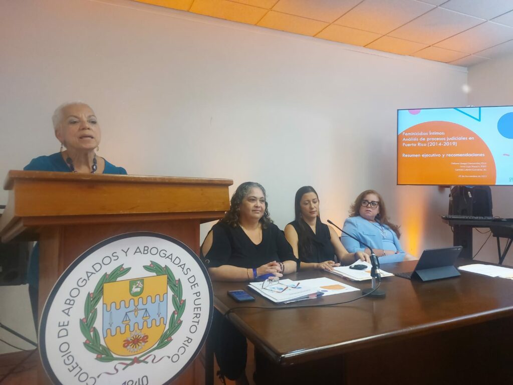 De izquierda a derecha, Josefina Pantoja, presidenta de la Comisión de la Mujer del Colegio de Abogados y Abogadas; Irma Lugo, coordinadora del Observatorio de Equidad de Género; Débora Upegui, analista e investigadora; y Carmen Lebrón, abogada.