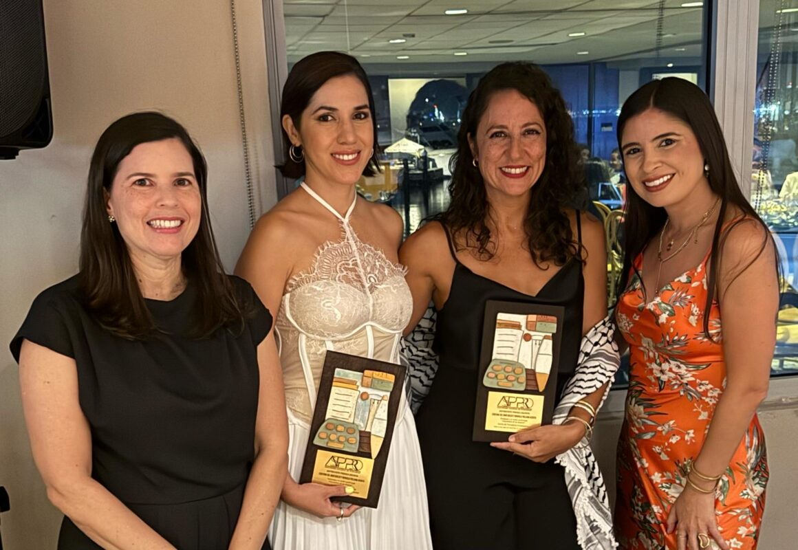Amary Santiago Torres, Cristina del Mar Quiles, Mariela Fullana Acosta y Cindy A. Burgos Alvarado durante la entrega del Premio Nacional de Periodismo de la Asociación de Periodistas de Puerto Rico, el 1 de agosto de 2025.